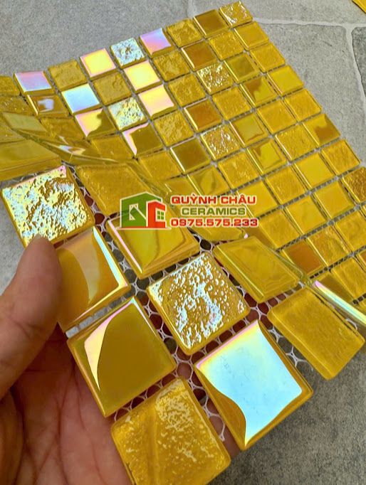Gạch mosaic thuỷ tinh màu sắc vàng độc đáo