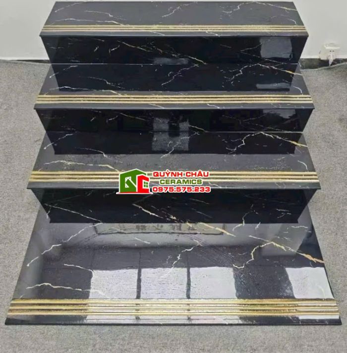 Gạch lát tam cấp cầu thang 47x120 đen vân nhũ vàng