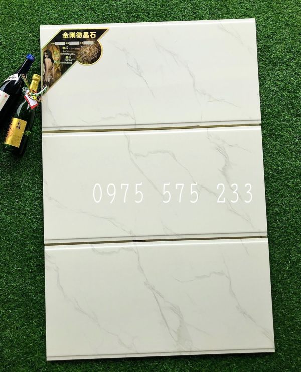 Gạch dán tường 40x80 có rãnh trắng vân khói phòng khách đẹp