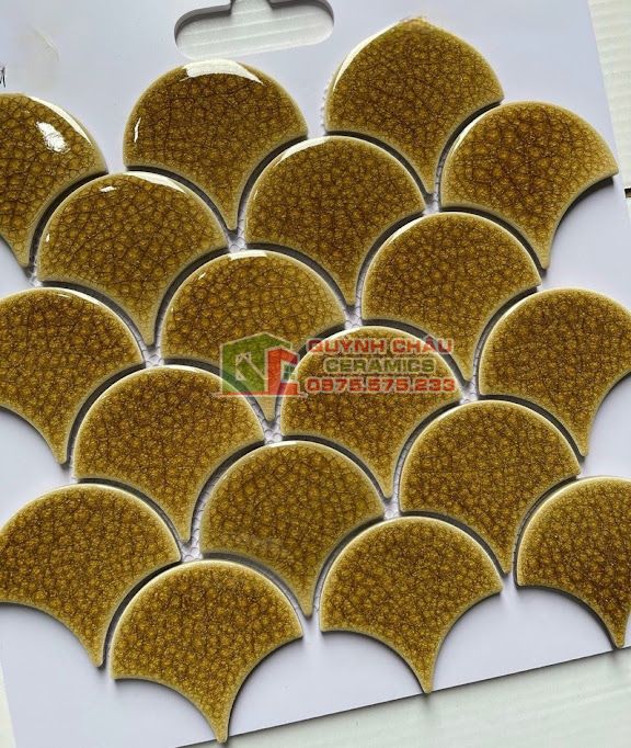 Gạch mosaic vảy cá màu vàng gốm men rạn bóng