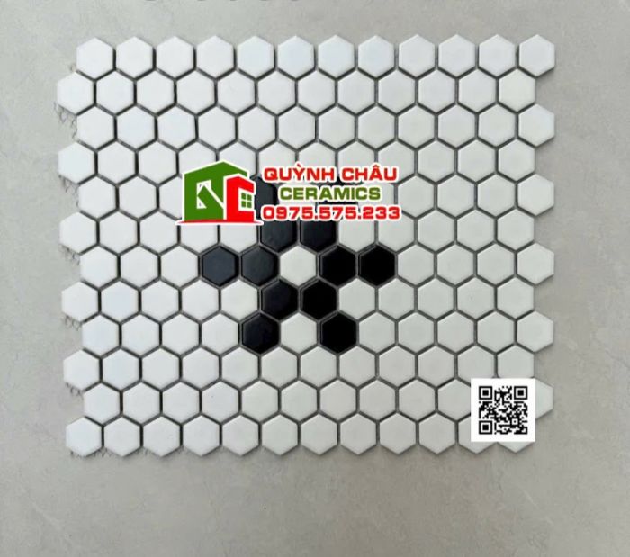 Gạch mosaic lục giác trắng tạo hình cánh hoa đen nhấn