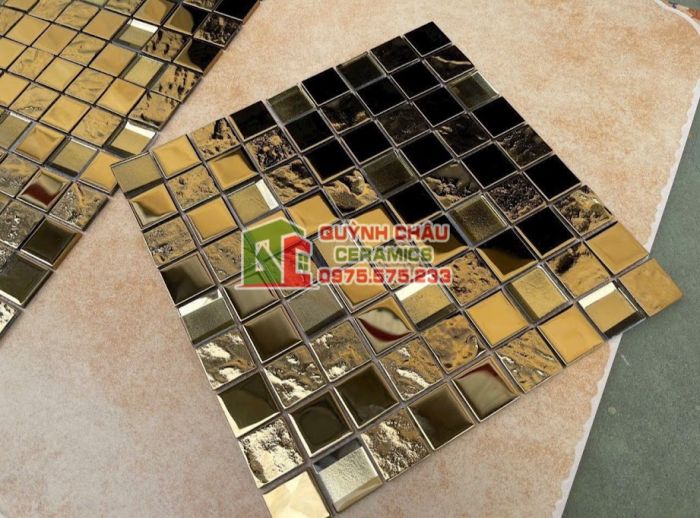 Gạch mosaic mạ vàng nổi bật trang trí 