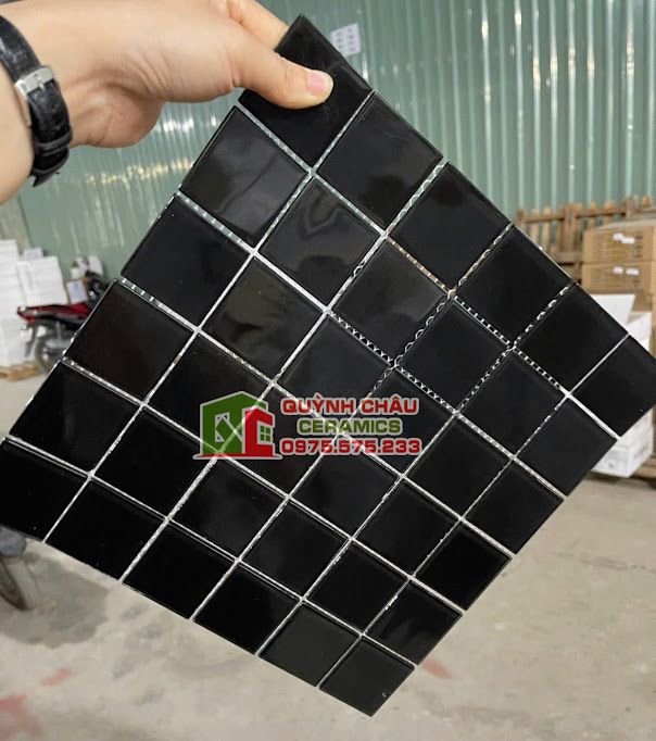 Gạch mosaic thuỷ tinh đen tuyền bóng