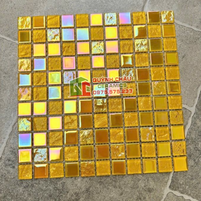 Gạch mosaic thuỷ tinh màu sắc vàng độc đáo
