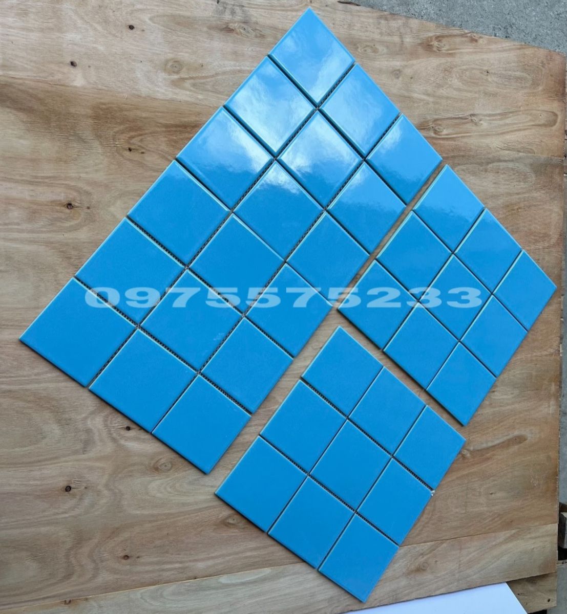 Gạch vỉ mosaic dán bể bơi màu xanh