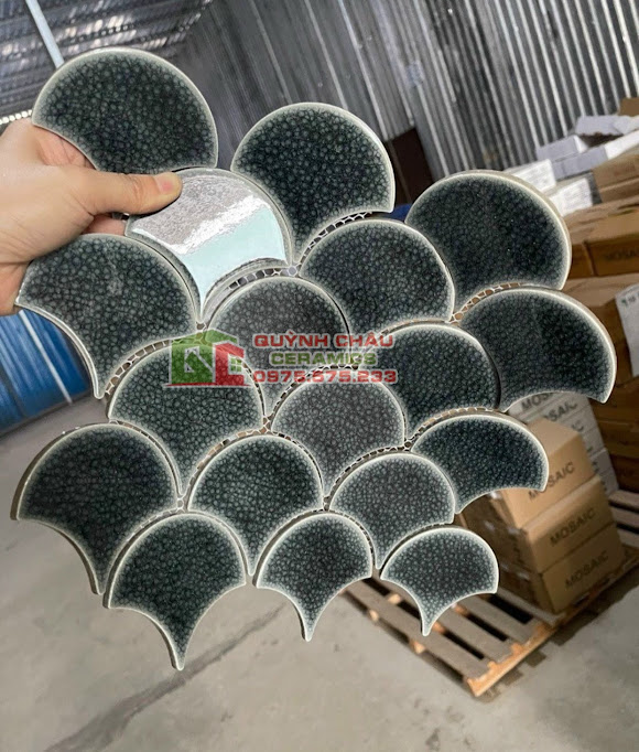 gạch mosaic men rạn màu rêu xanh đen