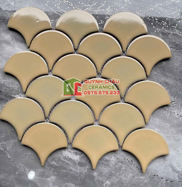gạch mosaic vảy cá màu be gốm sứ cao cấp