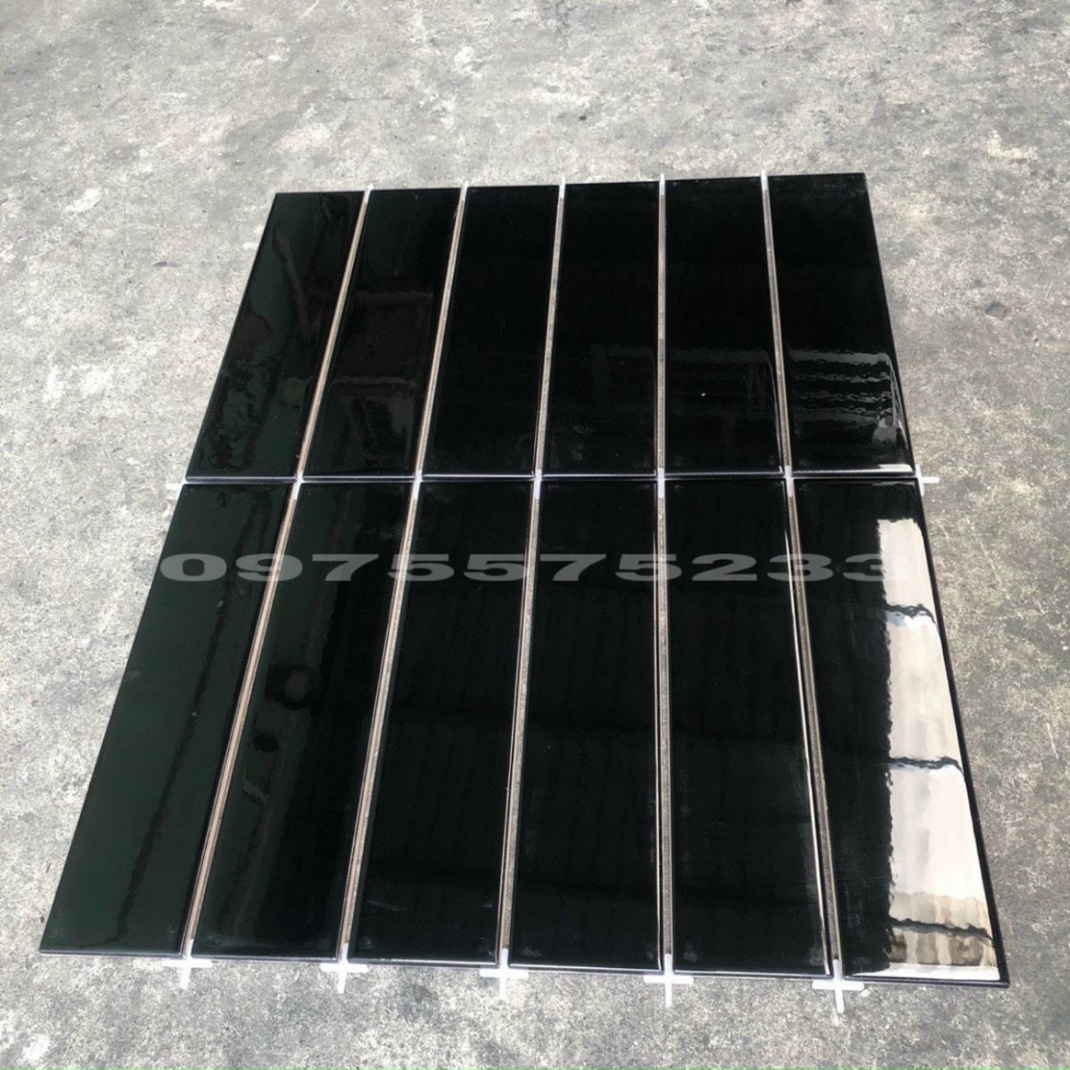 Gạch thẻ 75x30 đen trơn bóng ốp tường