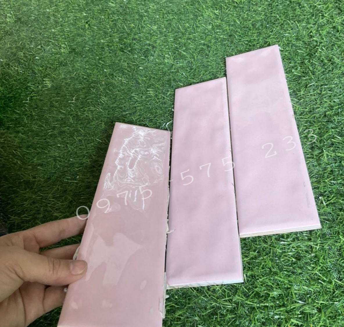 Gạch thẻ gợn sóng màu hồng 75x30 ốp tường đẹp