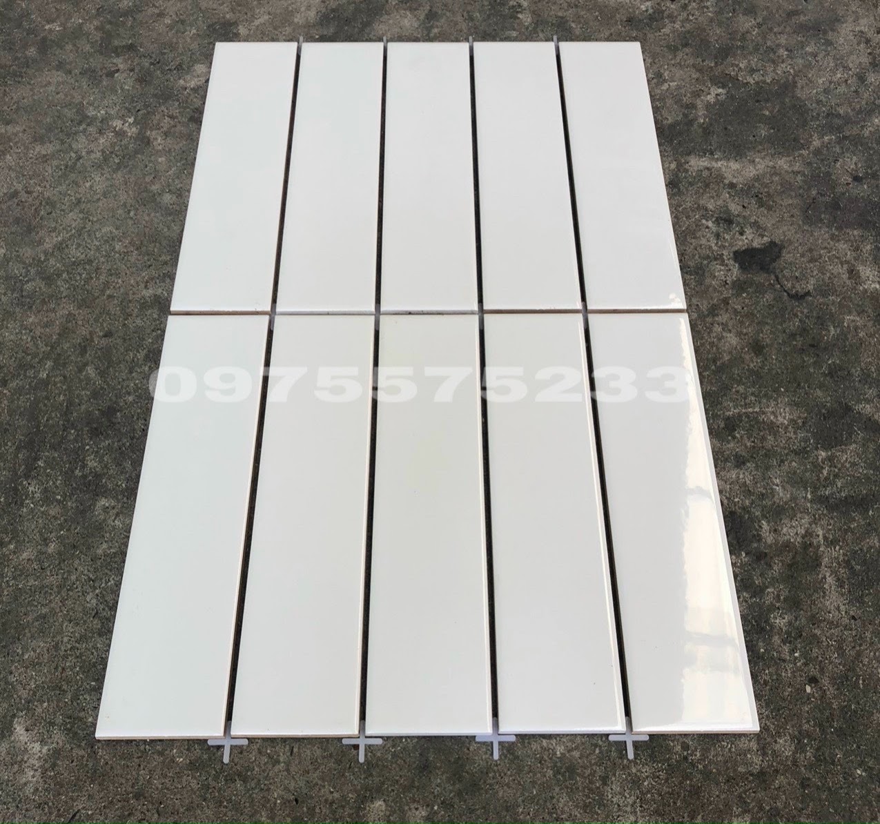 Gạch thẻ trắng trơn 75x30 ốp phòng khách