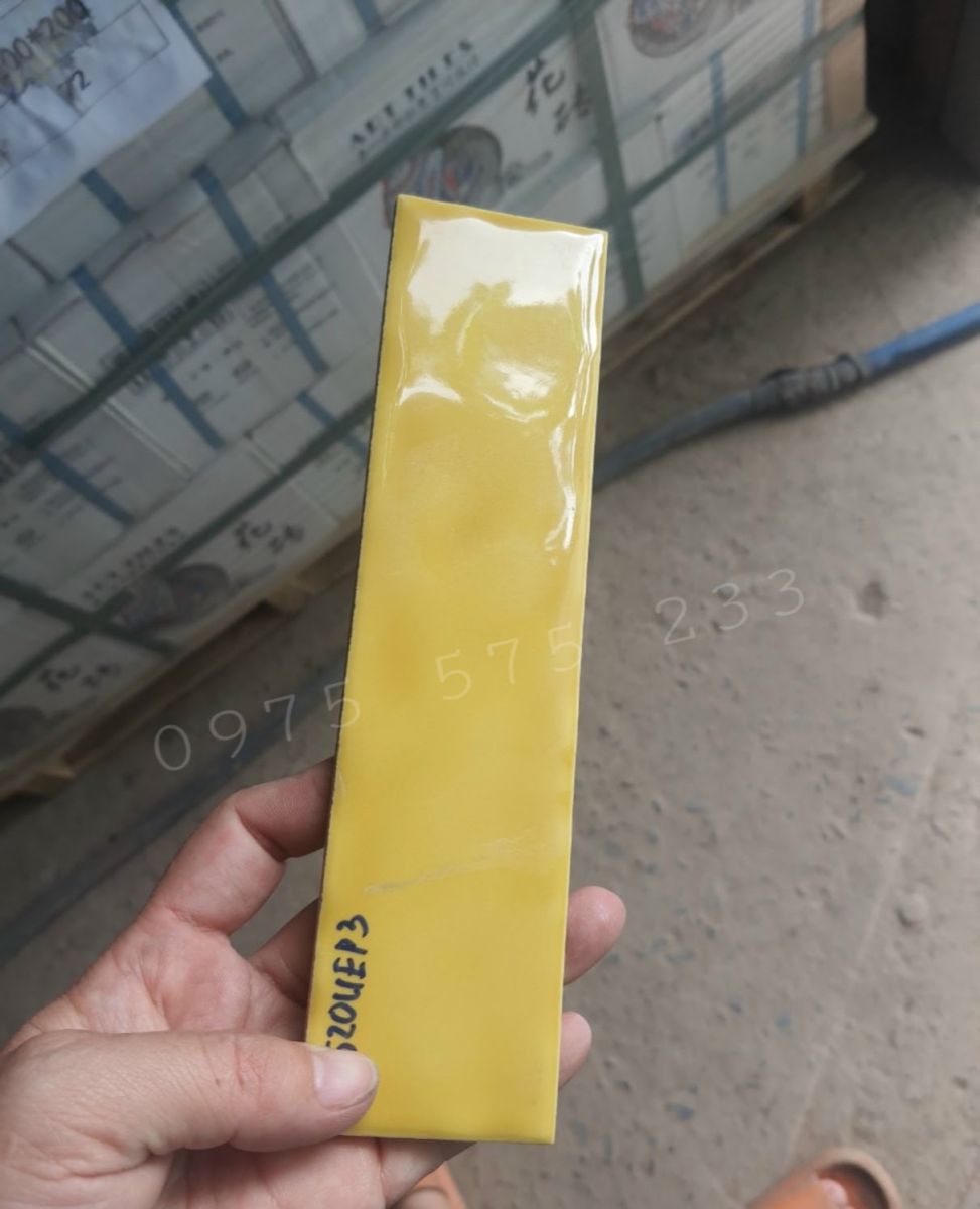 Gạch thẻ ốp tường 75x30 màu vàng men bóng