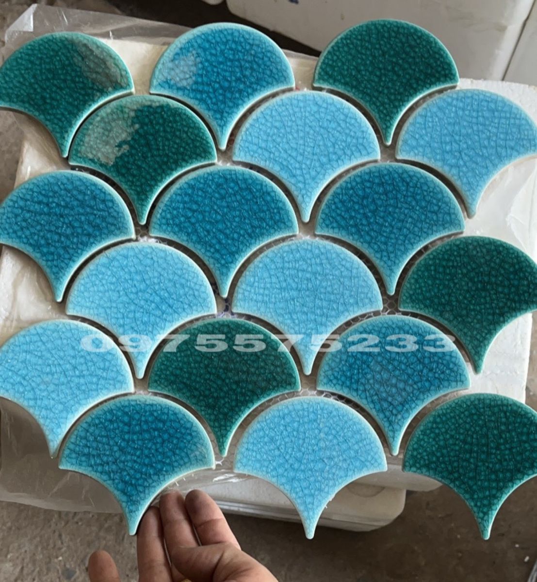 Gạch mosaic ốp tường vảy cá màu xanh đậm