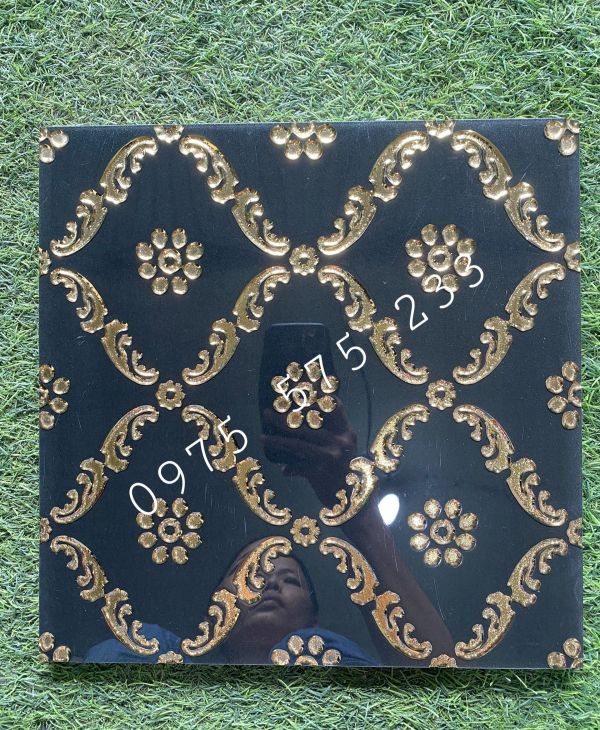 Gạch ốp tường đen nhũ vàng 30x30 trang trí đẹp Gạch ốp tường đen nhũ vàng 30x30 trang trí đẹp