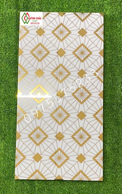 Gạch 30x60 điểm nhũ vàng ốp tường phòng khách ts