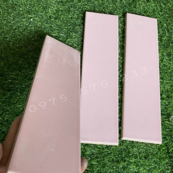 Gạch thẻ màu hồng bóng phẳng 75x300 trang trí ốp tường