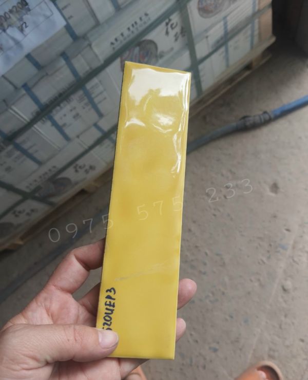 Gạch thẻ trang trí 75x300 ốp tường màu vàng bóng