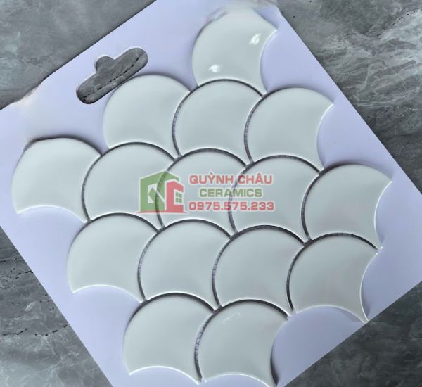 Gạch mosaic vảy cá màu trắng men bóng Gạch mosaic vảy cá màu trắng men bóng