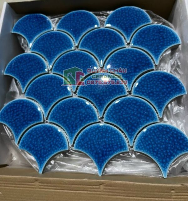 Gạch mosaic vảy cá gốm men rạn màu xanh dương đậm Gạch mosaic vảy cá gốm men rạn màu xanh dương đậm