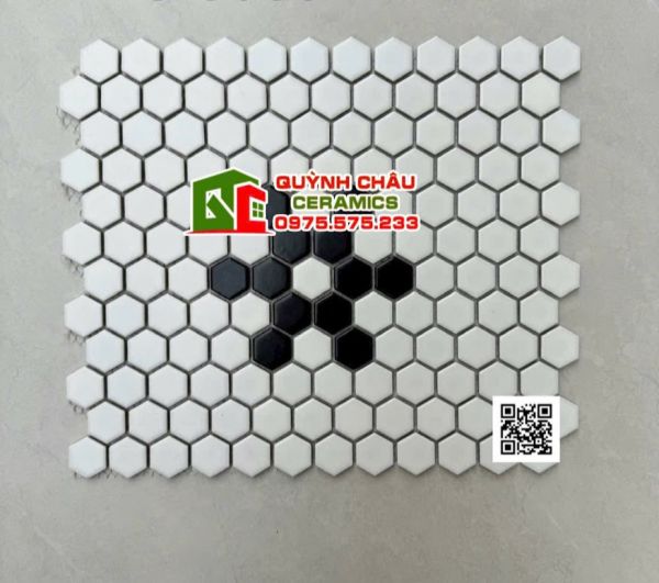 Gạch mosaic lục giác trắng tạo hình cánh hoa đen nhấn Gạch mosaic lục giác trắng tạo hình cánh hoa đen nhấn