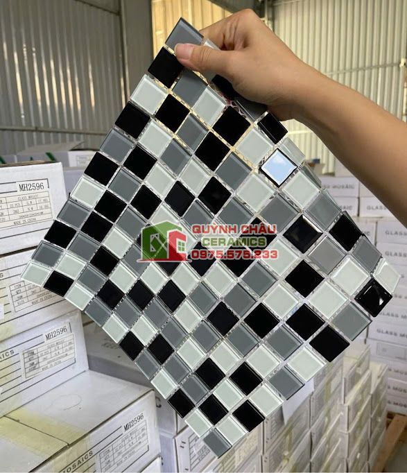 Gạch mosaic thuỷ tinh màu đen trắng trang trí Gạch mosaic thuỷ tinh màu đen trắng trang trí