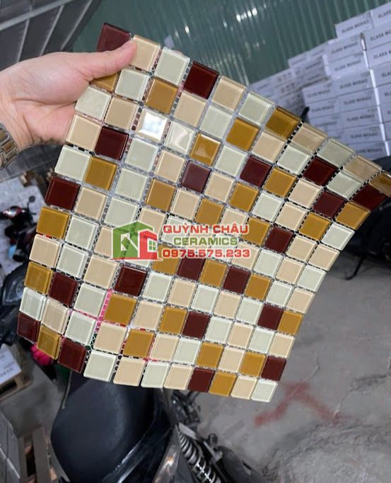 Gạch mosaic thuỷ tinh nâu vàng trắng mix màu Gạch mosaic thuỷ tinh nâu vàng trắng mix màu