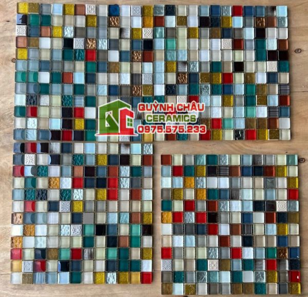 Gạch mosaic thuỷ tinh phối mix nhiều màu đẹp Gạch mosaic thuỷ tinh phối mix nhiều màu đẹp