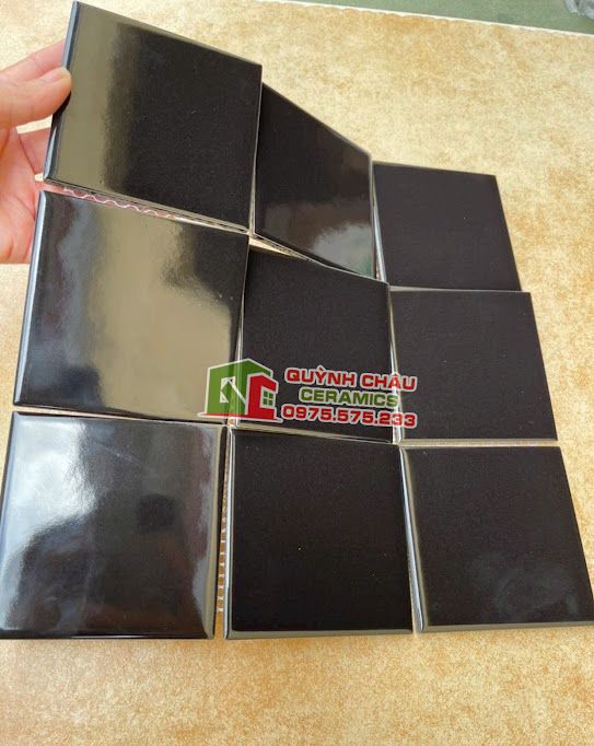 Gạch mosaic vỉ 10x10 thẻ chip màu đen bóng Gạch mosaic vỉ 10x10 thẻ chip màu đen bóng