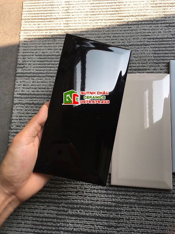 Gạch thẻ 10x20cm đen bóng vát cạnh Gạch thẻ 10x20cm đen bóng vát cạnh