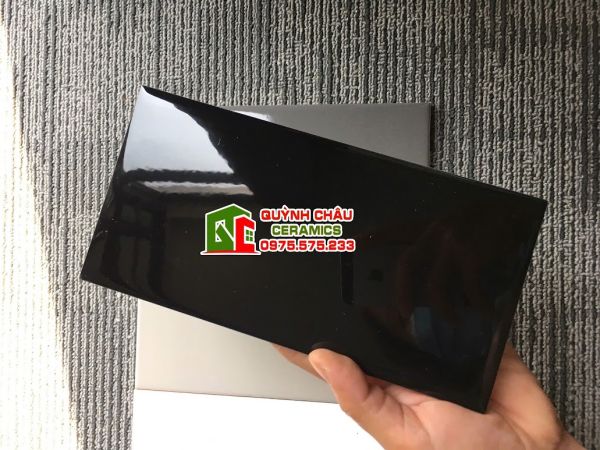 Gạch thẻ 10x20cm màu đen bóng phẳng Gạch thẻ 10x20cm màu đen bóng phẳng