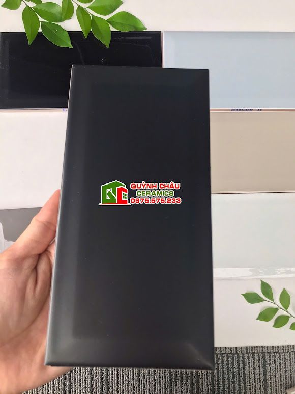Gạch thẻ 10x20cm màu đen mờ vát cạnh Gạch thẻ 10x20cm màu đen mờ vát cạnh