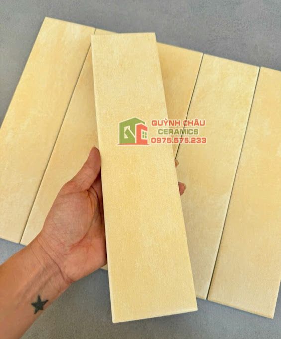 Gạch thẻ 75x300 mờ màu vàng hiệu ứng
