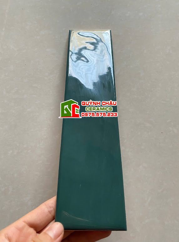 Gạch thẻ gợn sóng 6.8x28 màu xanh lá đậm Gạch thẻ gợn sóng 6.8x28 màu xanh lá đậm
