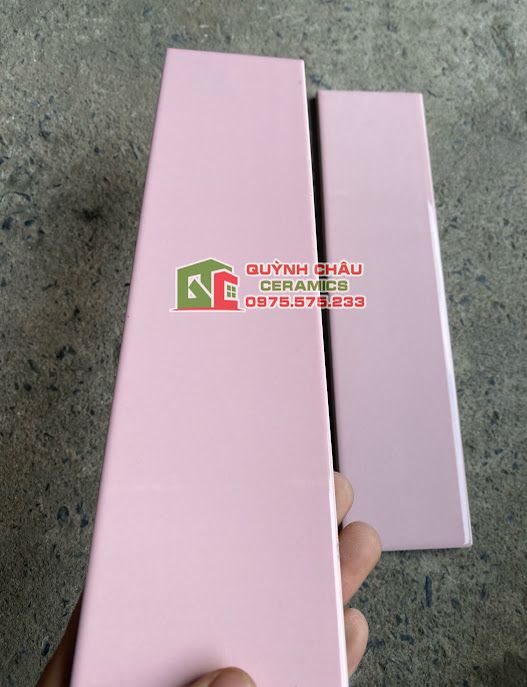 Gạch thẻ màu hồng 75x300 trang trí