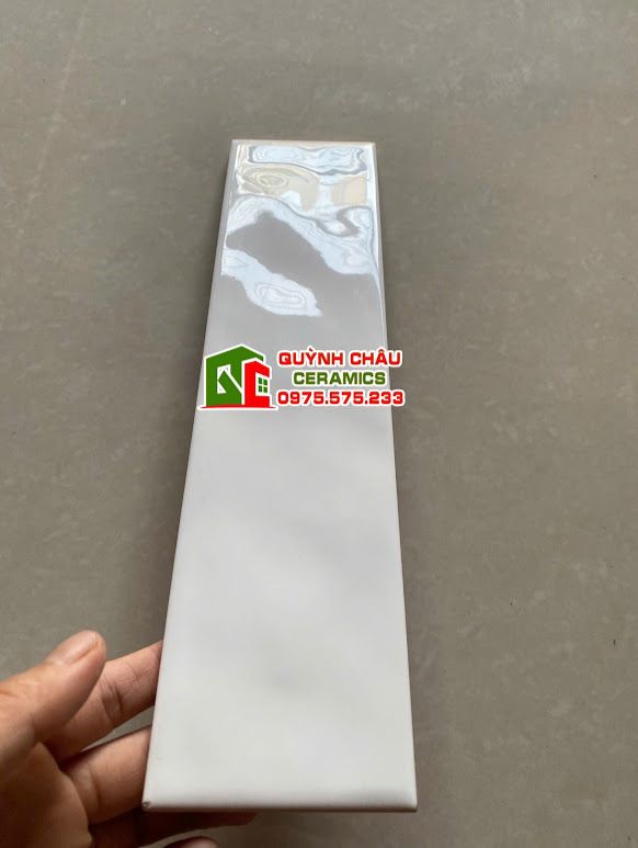 Gạch thẻ trắng gợn sóng 75x300 trung quốc