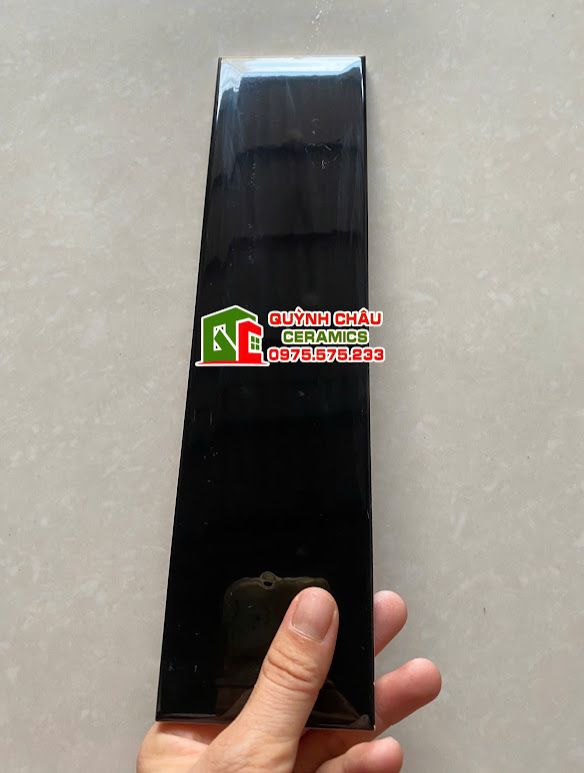 Gạch thẻ vát cạnh đen bóng 75x300 trung quốc