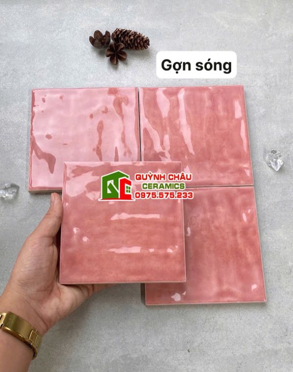 Gạch thẻ vuông 12x12 màu hồng bóng lượn sóng Gạch thẻ vuông 12x12 màu hồng bóng lượn sóng