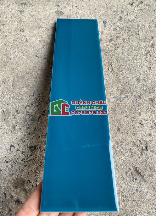 Gạch thẻ xanh dương đậm 75x300 trang trí