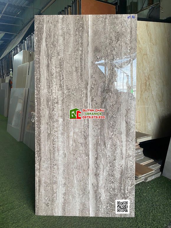 Gạch Travertine giả đá màu xám đậm vân dọc 60x120 bóng kiếng